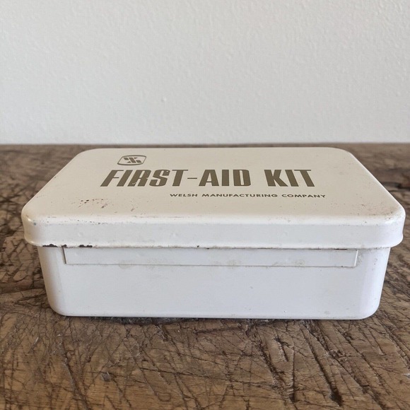 Vintage Welsh First Aid Kit Metal Wall Hanging with Contents - Bandages, etc - Picture 3 of 10